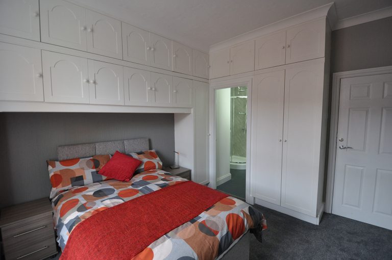 bedroom 2 ensuite DSC_1001